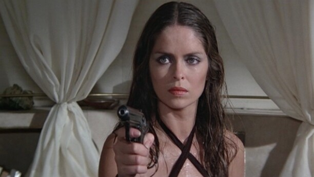 Zückt die Waffe mindestens ebenso schnell wie 007: Major Amasova. Bildquelle: Amazon MGM Studios