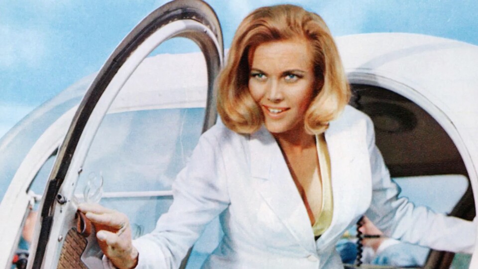 Schon in den 1960er Jahren eine absolut außergewöhnliche Frau: Pilotin Pussy Galore. Bildquelle: Amazon MGM Studios