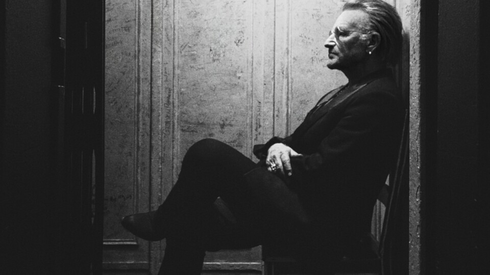 Bono trägt seine markante Sonnenbrille, um infolge einer Glaucom-Erkrankung seine Augen zu schonen. Bildquelle: Apple TV+.