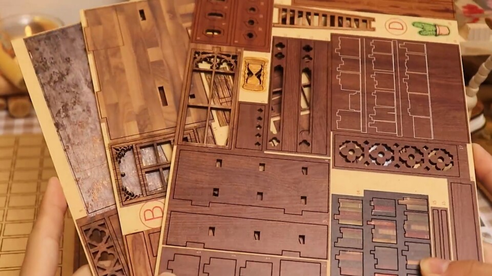 In einem Book Nook Kit bekommt ihr die meisten Teile in Ausstanzplatten aus Holz oder dicker Pappe.