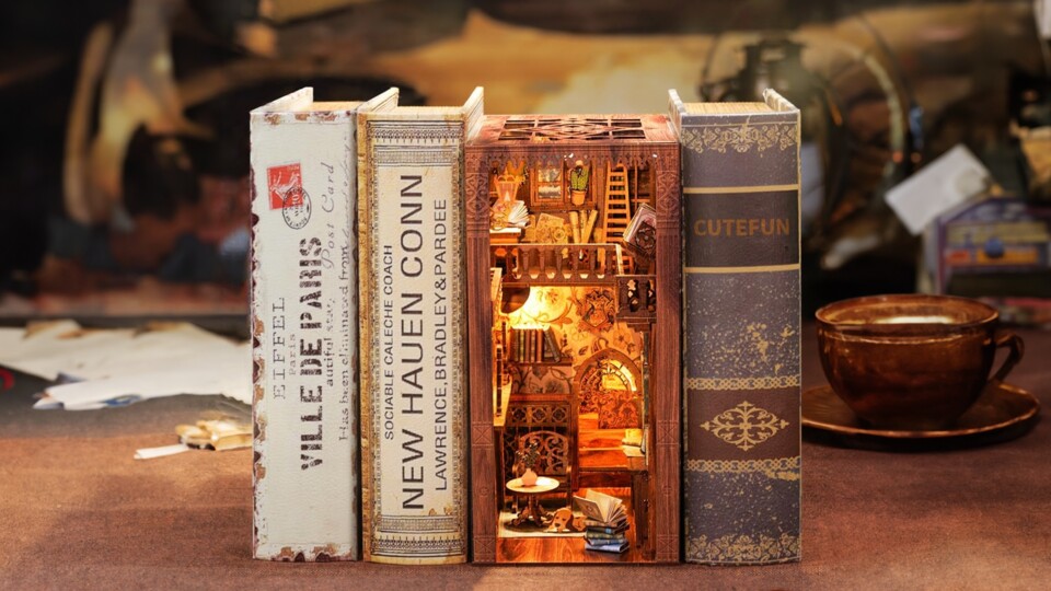 Diese Book Nook sieht aus wie ein altmodisches Treppenhaus. Süß!