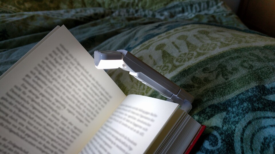 Nele findet besonders praktisch, dass sich Booklights überall mit hinnehmen und an jedes Buch klemmen lassen. Sie benutzt es beispielsweise auch für Comics im größeren Format. (Bildquelle: Nele WobkerGameStar Tech)