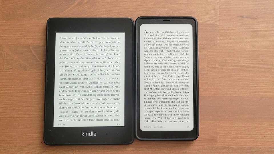 Kindle und Boox nebeneinander. Geöffnet ist dieselbe Seite aus »Revival«.