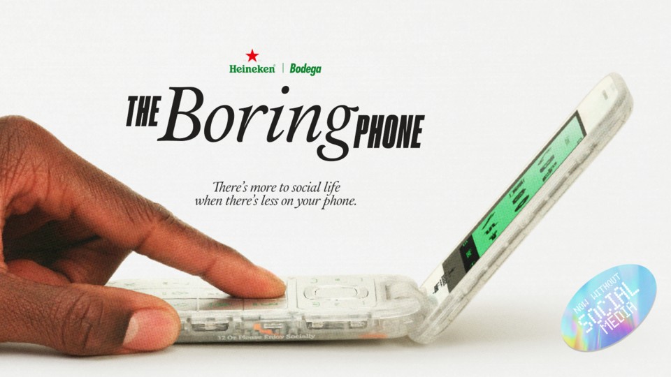 Das neue Boring Phone kommt ganz ohne Social Media und Apps. (Bild: HMD Global, Heineken)