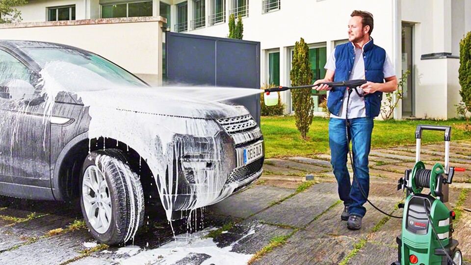 Wer keinen Bock auf Waschstraße hat, kann sein Auto einfach zu Hause putzen. Aber nicht jedem Nachbarn gefällt das …