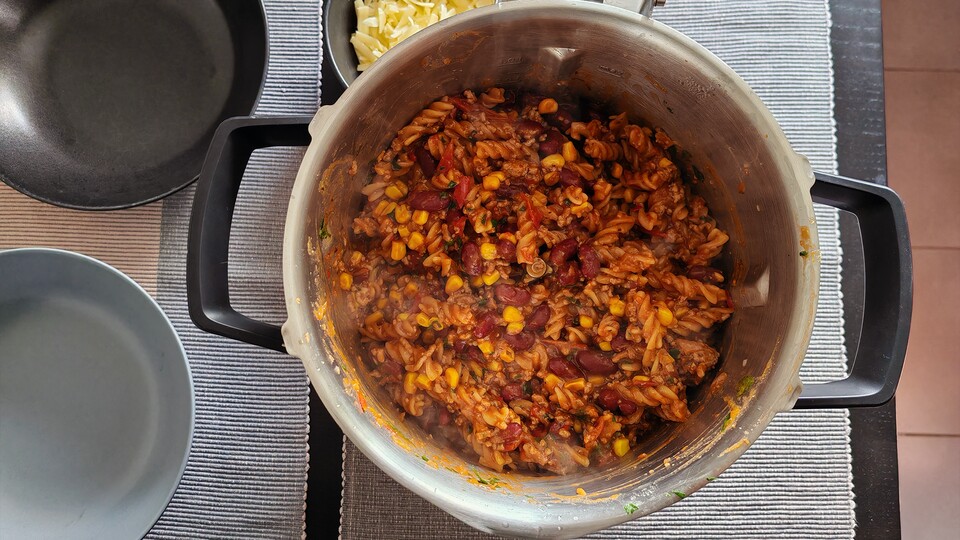 Finde ich praktisch: Ich kann den Topf des Cookit einfach wie einen herkömmlichen Topf auf den Tisch stellen. (Bildquelle: Maxe S., GameStar)