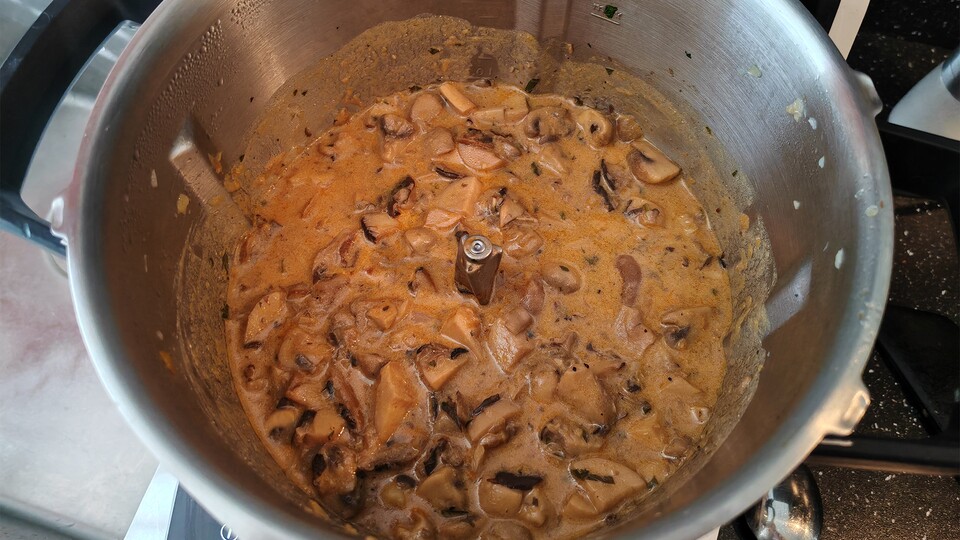 Das Schwammerlgulasch ist für 4 Personen gedacht. Aufgrund der Topfgröße hätte ich aber locker das Dreifache davon machen können. (Bildquelle: Maxe S., GameStar)