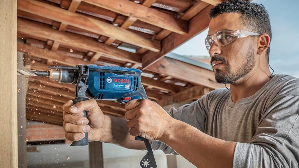 Beidhändig stabil: Mit der Bosch Professional GSB 13 RE fühlt sich Stahlbeton wie Styrodur an.