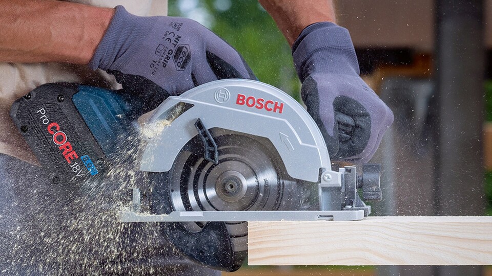 Die Bosch Professional-Kreissäge arbeitet mit dem leistungsstarken 18V-Akku.