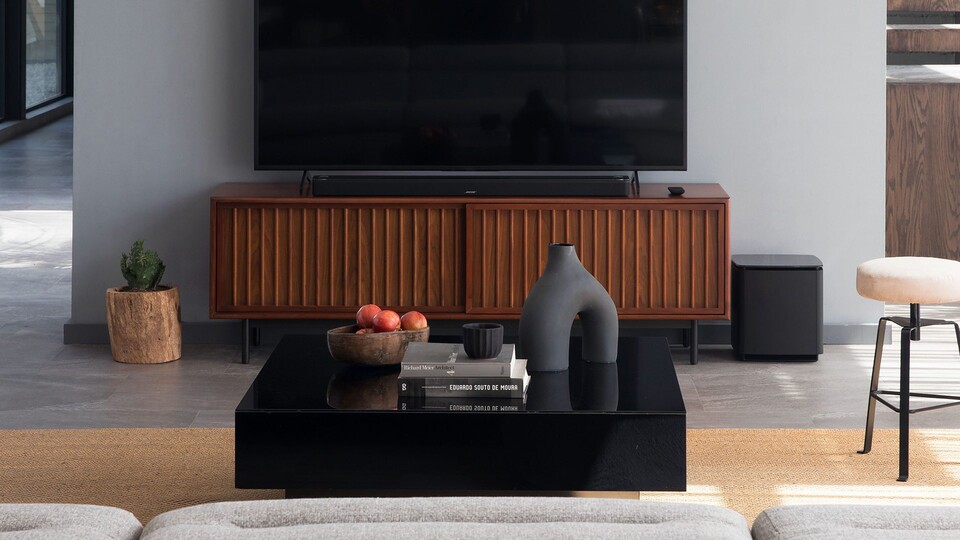 Die Bose Smart Soundbar 900 vereint beeindruckende Audioperformance mit einer ansprechenden, stilvollen Ästhetik, die für bleibenden Eindruck sorgt.