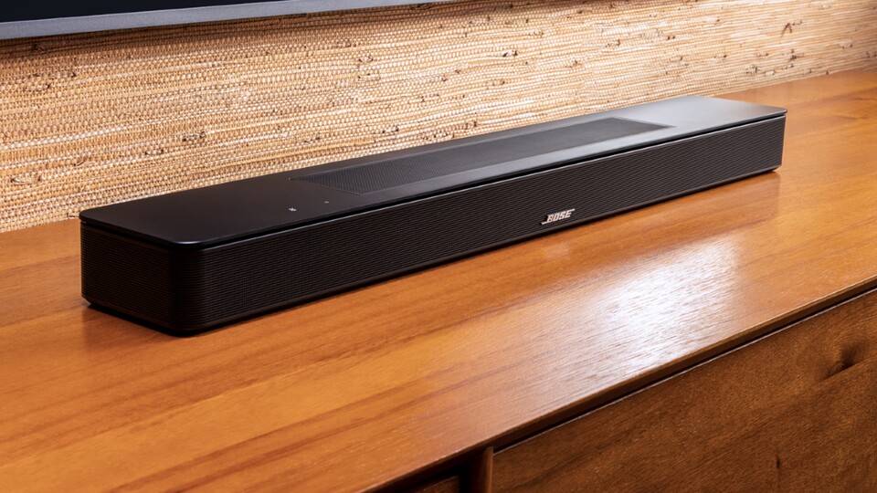 Schlicht, aber edel, das ist schon lange die Design-Philosophie von Bose und sie geht auch bei dieser Soundbar auf.