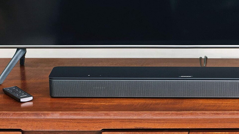 Die Bose Soundbar ist smart: Bluetooth, Alexa, Sprachbefehle, all das beherrscht sie. Außerdem könnt ihr sie beliebig mit kompatiblen Lautsprechern erweitern.