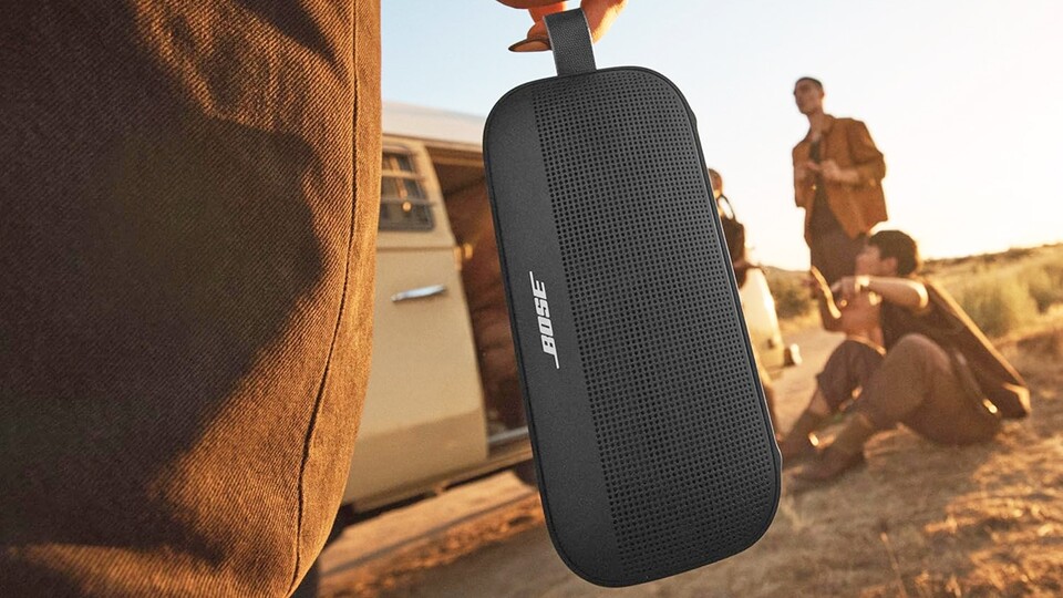 Natürlich braucht man keinen Rucksack – die SoundLink Flex ist kompakt genug, um sie easy in der Hand zu tragen.