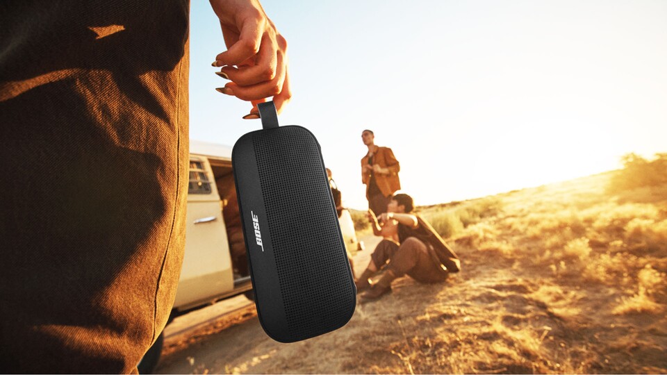 Mit der praktischen Schlaufe könnt ihr den Lautsprecher an jeder Öse befestigen und ihn so überallhin mitnehmen.