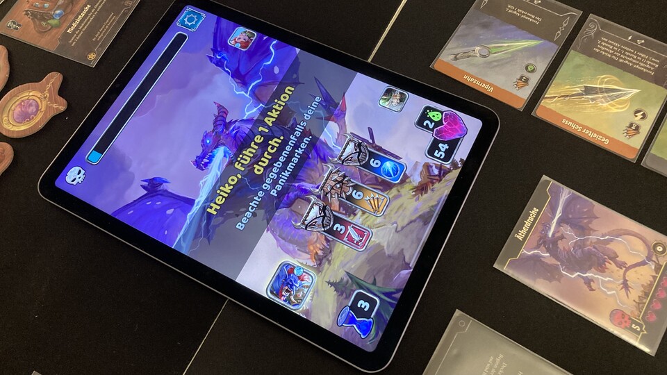 Das Tablet muss nicht rumgereicht werden, sondern verbleibt im Zentrum des Spieltisches. Clever: Vor Partiebeginn sagt ihr der App, wer wo am Tisch sitzt. (Foto: Heiko Klinge)