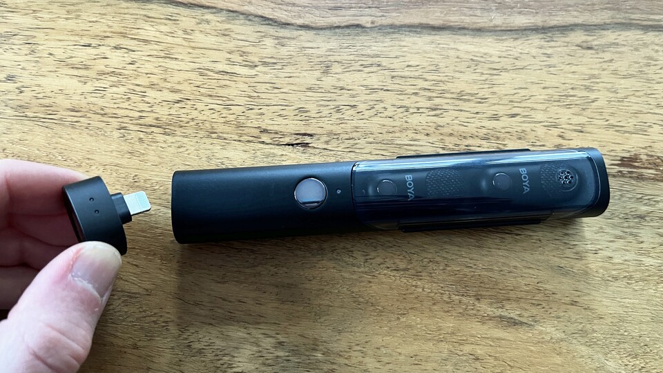 An der Unterseite des Gehäuses haftet der USB-C- oder Lightning-Adapter magnetisch.