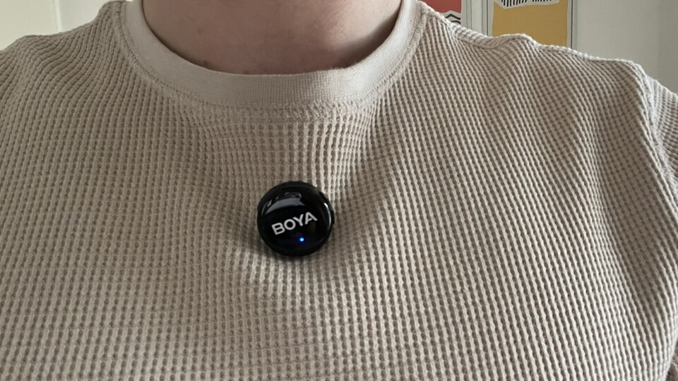 Die winzigen Knöpfe am Rand des Senders sind klein und lassen sich blind nur schwer ertasten.