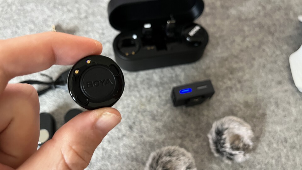 Das Boya Link 3 ist so groß und rund wie eine Münze.