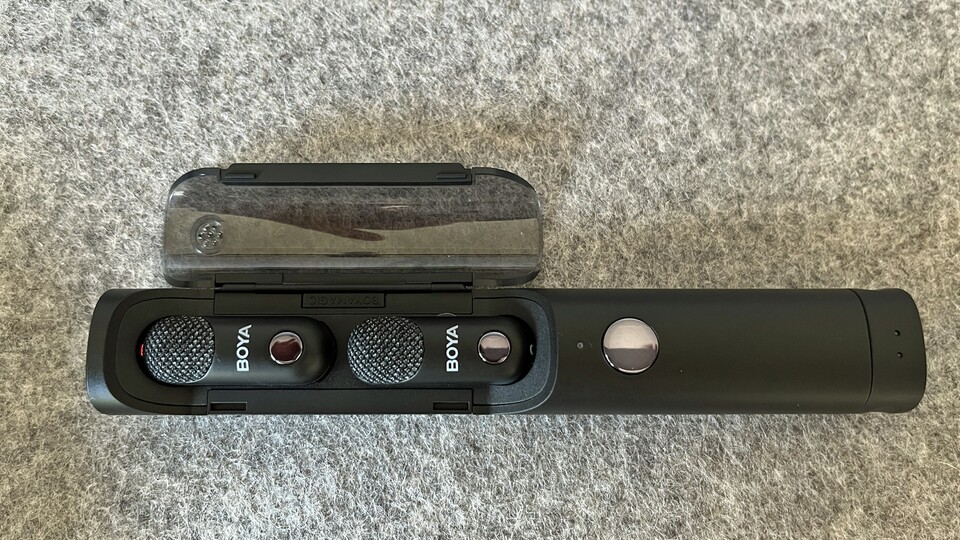 Das Ladecase bietet Platz für beide Sender inklusive Clips, Magneten und einem Empfänger.