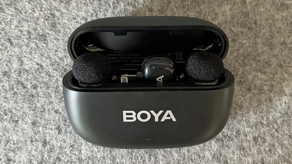 Das Boya Mini Ladecase erinnert an das Etui der AirPods Pro.