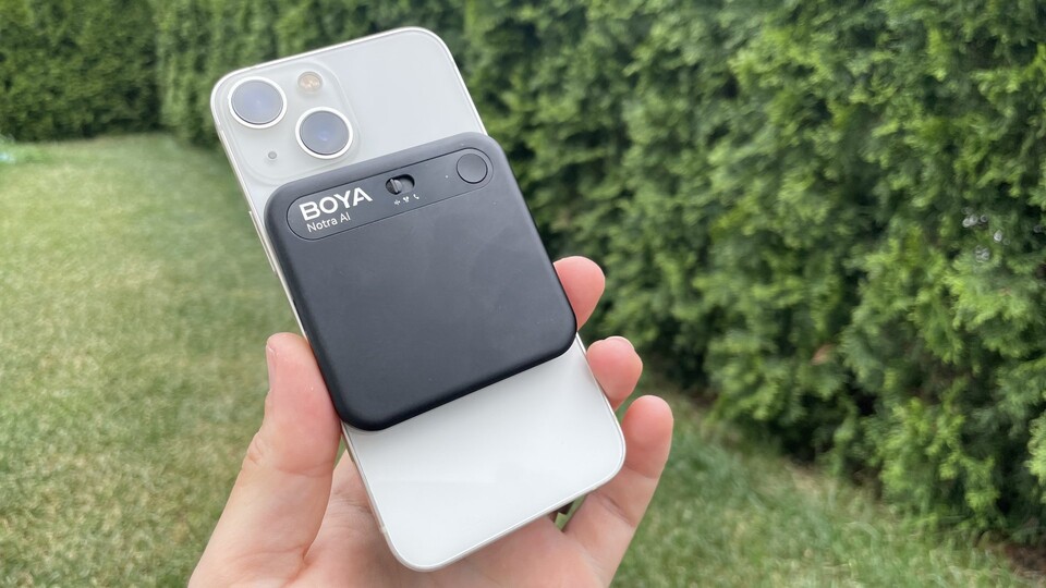 Das Boya Notra haftet via MagSafe an meinem iPhone. Ideal für Anrufe unterwegs.