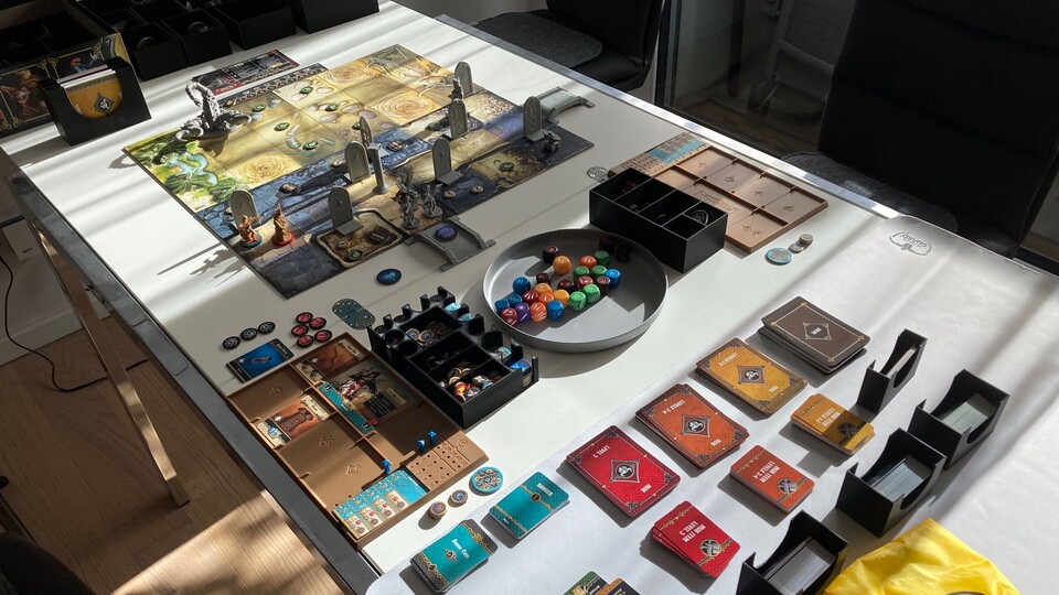 Der Name ist Programm: Massive Darkness 2 verschlingt massiv viel Platz auf dem Tisch. Auf dem Foto seht ihr diverse Kickstarter-exklusive Extras wie die Plastik-Türen oder den Skorpion-Boss. Aber auch in der Ladenversion stecken mehr als genug Inhalte und Miniaturen.