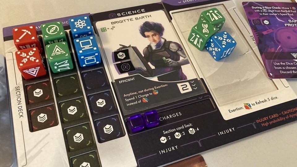 Falls ihr allein spielt, müsst ihr mehrere Charaktere übernehmen, was durch die klar strukturierten Crew Boards aber wirklich gut funktioniert.