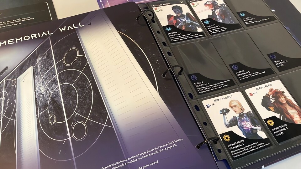 Fast wie in Mass Effect: Verstorbene Crew-Mitglieder werden auf einer Memorial Wall verewigt, was einerseits bei jedem Besuch aufs Neue schmerzliche Erinnerungen hervorruft, euch andererseits aber auch diverse Boni beschert.
