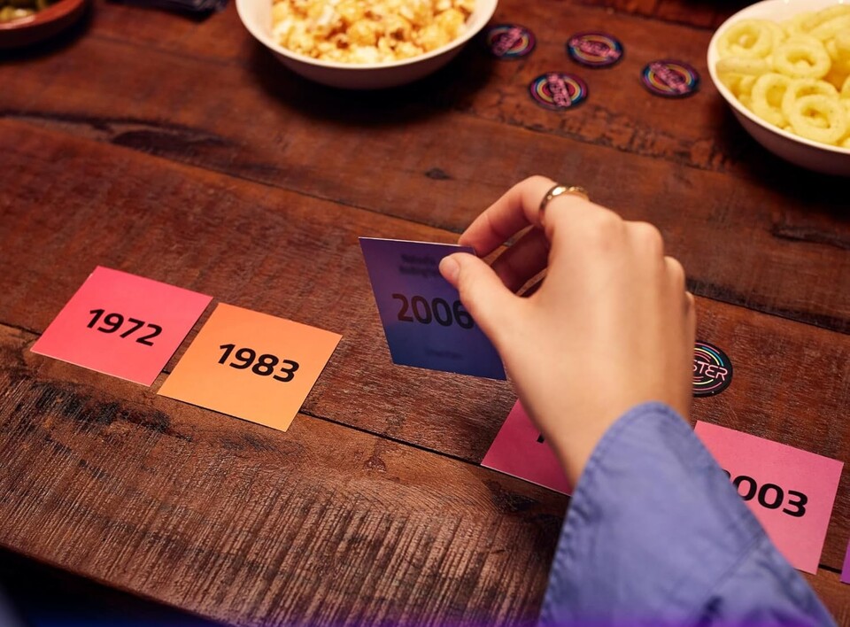 Ihr müsst das Jahr richtig benennen, in dem ein Song erschienen ist.