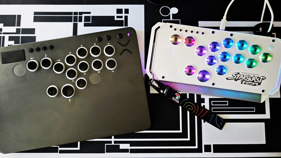 Der Victrix Pro KO Leverless (l.) ist zwar schon relativ kompakt und dünn, aber der Brook Fighter Starburst (r.) geht einen Schritt weiter. (Bildquelle: Duy Linh DinhGameStar Tech)