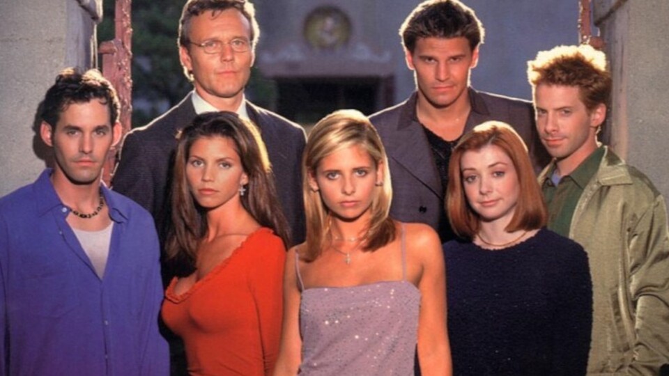 Nicht alle auf diesem Bild gehörten zur berühmten Scooby Gang, aber die wichtigsten Mitglieder wie Xander (ganz links), Willow (ganz rechts) und Giles (oben links) sind zu sehen. Bildquelle: 20th Television