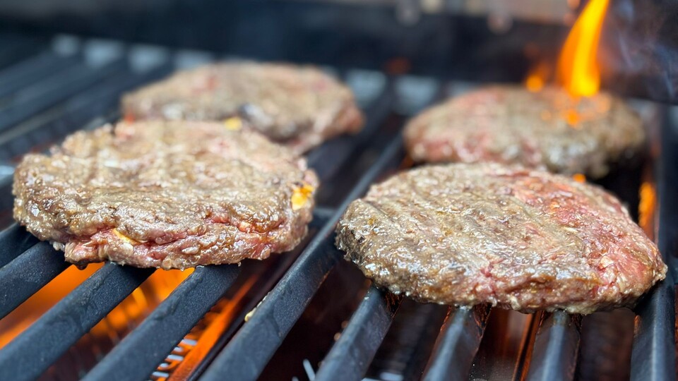 Perfekte Burger, zart schmelzender Käse und knackiger Bacon – so sieht maximales Grillglück aus!