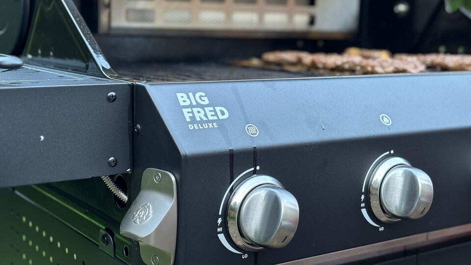 Besonders praktisch: Der Big Fred Deluxe von Burnhard kommt sogar mit integriertem Flaschenöffner daher.