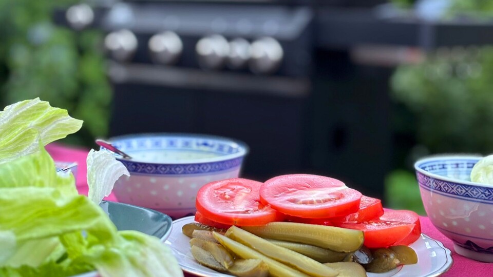 Ohne das passende Gemüse kein schmackhafter Burger – Gewürzgurken, Tomaten, Zwiebeln und Salat gehören einfach dazu!