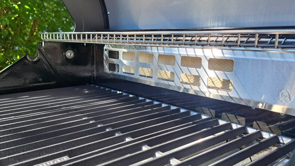 Der Infrarot-Keramik-Heckbrenner ermöglicht euch entspanntes Garen ohne Stress.