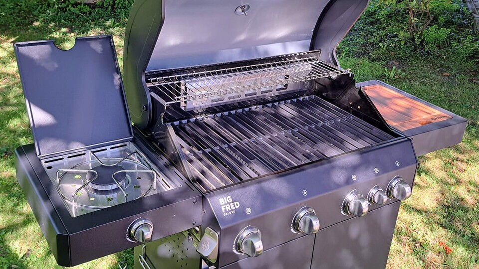 Groß, schwarz, mächtig – der Burnhard Big Fred Deluxe ist der Hingucker auf jeder Gartenparty.