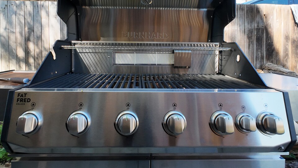 Massiver Edelstahl für die Ewigkeit: Korpus und Brennkammer sind zu 100 % aus rostfreiem Material gefertigt – witterungsbeständig und bereit für jede Saison.