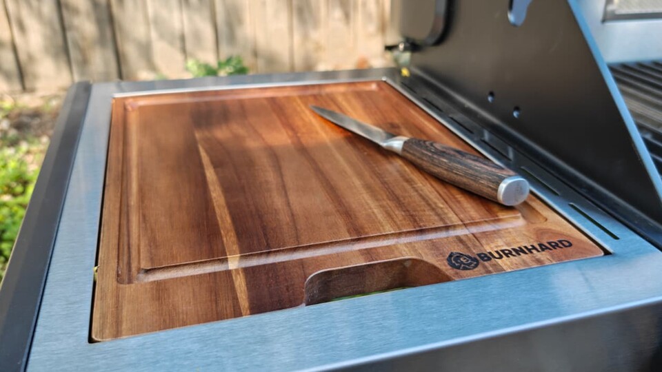 Vorbereitung leicht gemacht: Das Akazienholz-Schneidebrett und der Food-Container sind praktische Helfer direkt am Grill.