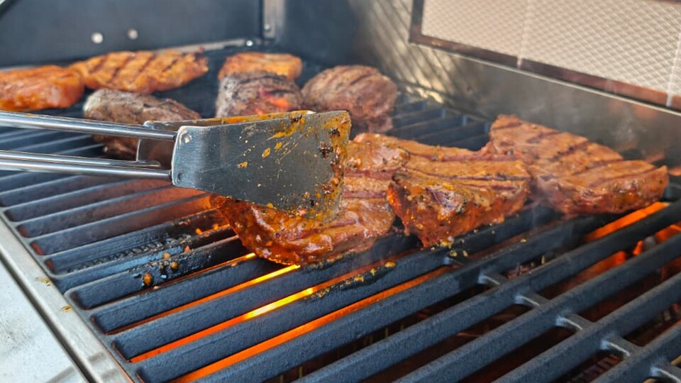 Maximale Grillfläche für die große Barbecue-Sause – hier finden locker 20 Steaks Platz.