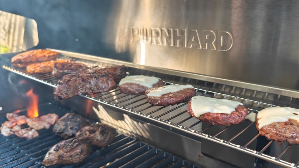 Auf der oberen Ebene über dem Infrarot-Heckbrenner bekommen eure Burger-Buns das perfekte Finish.
