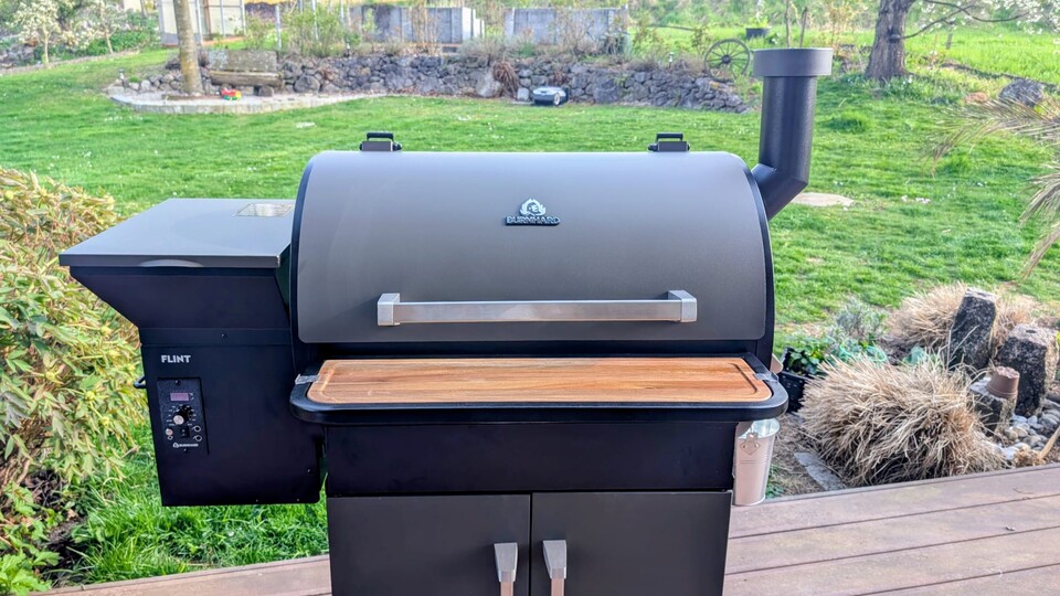 Auf dem Bild seht ihr meinen Pelletsmoker. Ich liebe den Rauchgeschmack. Mein nächstes Experiment: Holzpellets aus Whiskeyfässern. Ich bin gespannt!