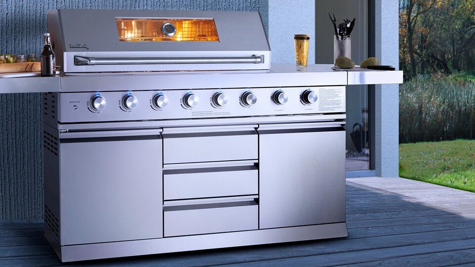 Auch zu später Stunde wunderschön: Dank der Beleuchtung hört der Grillspaß am Abend nicht auf.