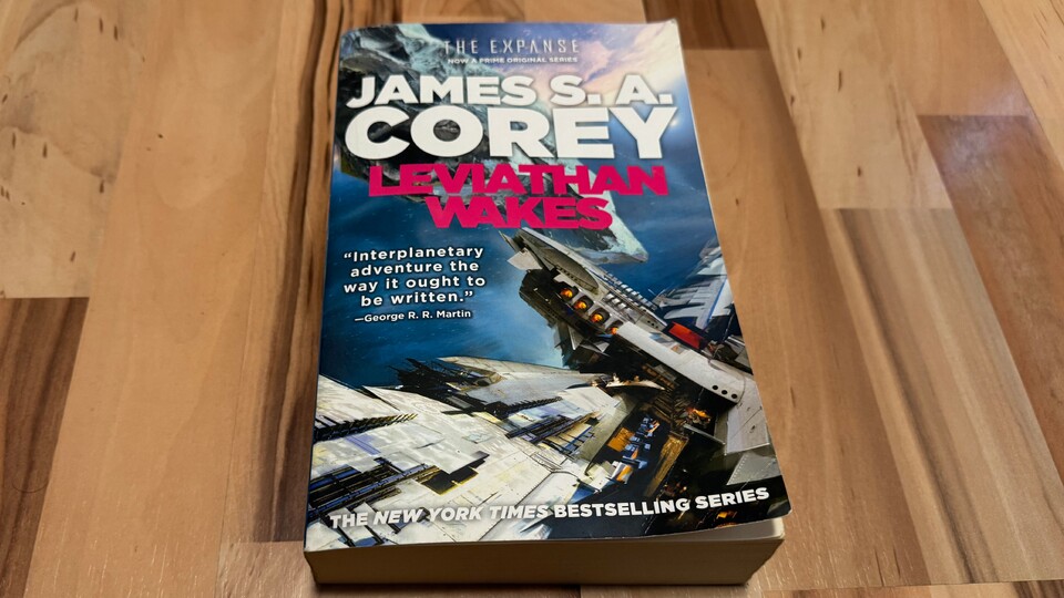 Leviathan Wakes fängt ein bisschen schleppend an ... die ersten 100 Seiten spielen nämlich auf einem Schlepper. Hehe.