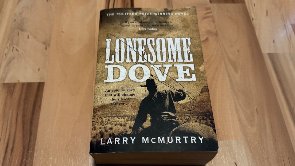 Lonesome Dove ist ein epischer Schinken mit fast 1.000 Seiten.