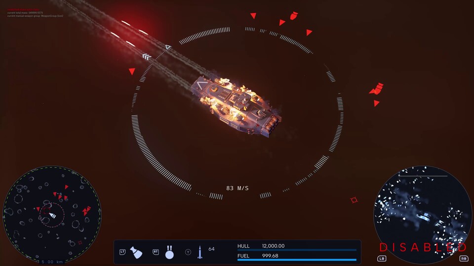 Rechts unten seht ihr, wie das Ziel von euren abgefeuerten Geschossen zerfetzt wird. Gefechte spielen sich schon mal über den Bildschirmrand hinweg ab.