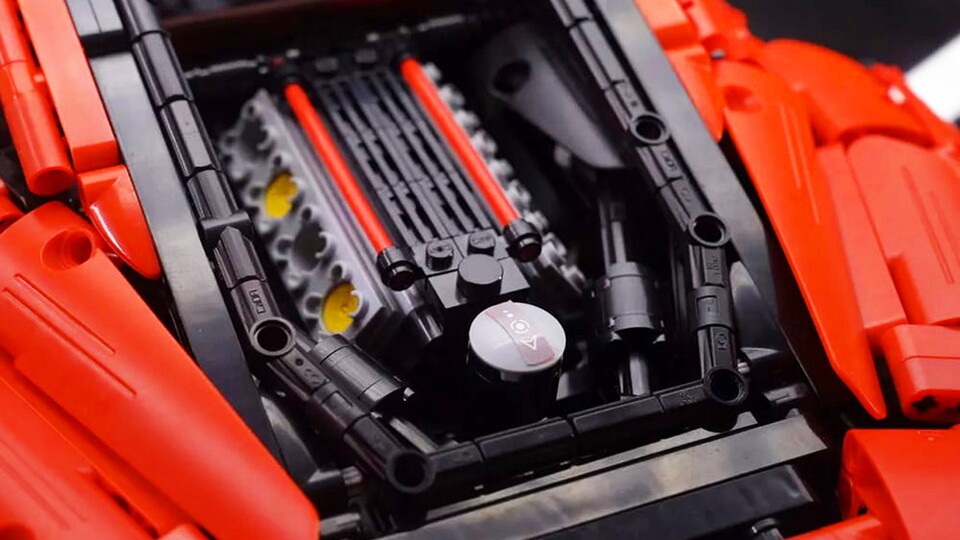 Wie es sich für einen reinrassigen Sportwagen gehört, befindet sich der Motor für die optimale Gewichtsverteilung in der Mitte des Fahrzeugs.