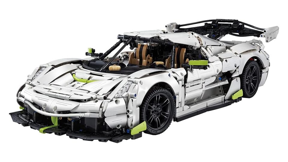 Das größere CaDA-Modell verfügt sogar über eine echte Allradlenkung und Seitenspiegel, die sich beim Öffnen der Türen automatisch einklappen.