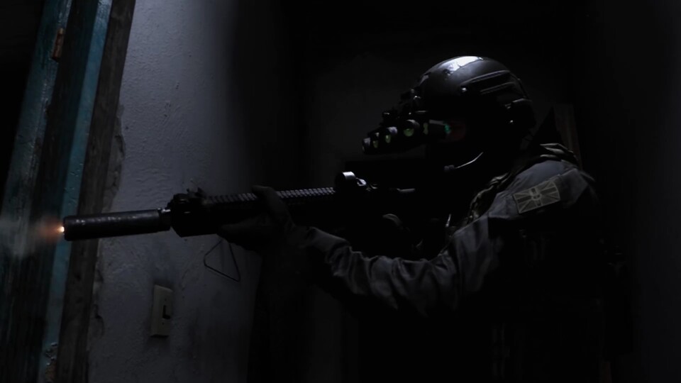 Ein Operator im Trailer feuert seine schallgedämpfte MCX Patrol ab.