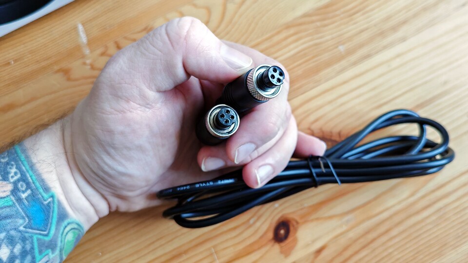 Dieses Kabel braucht ihr für die Verbindung beider Lautsprecher. (Bildquelle: Maxe S., GameStar)