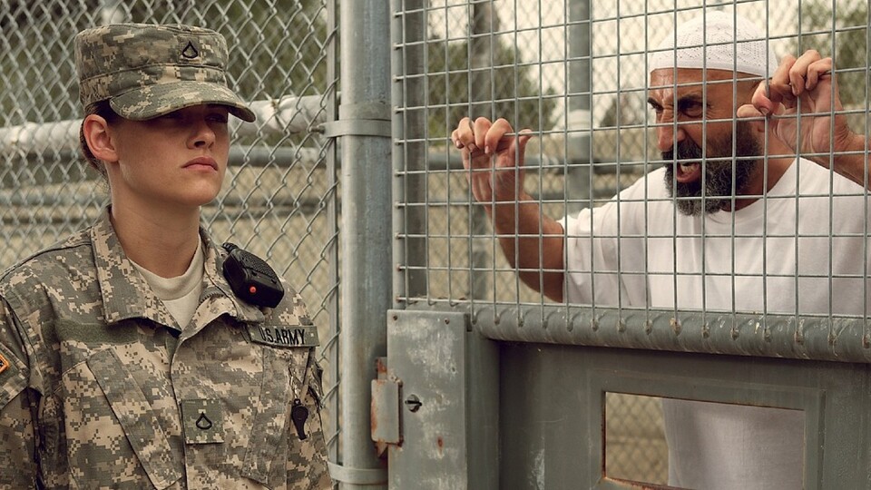 Kirsten Stewart trifft in Guantanamo Bay auf muslimische Gefangene und freundet sich entgegen aller Regeln mit einem von ihnen an.